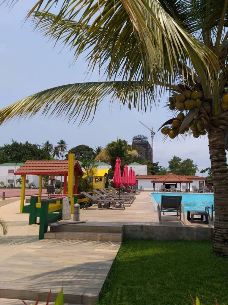 vu-de-la-piscine-et-air.jpg