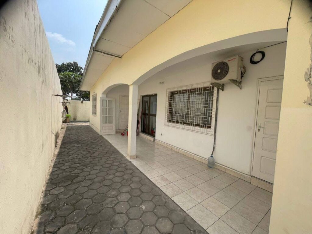 PARCELLE À VENDRE AVEC UNE MAISON BASSE