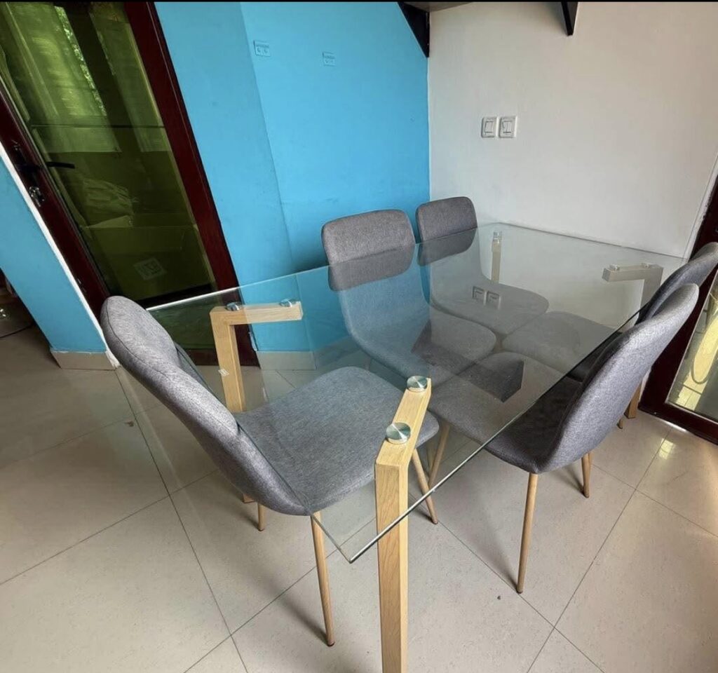 TABLE À MANGER + 5 CHAISES
