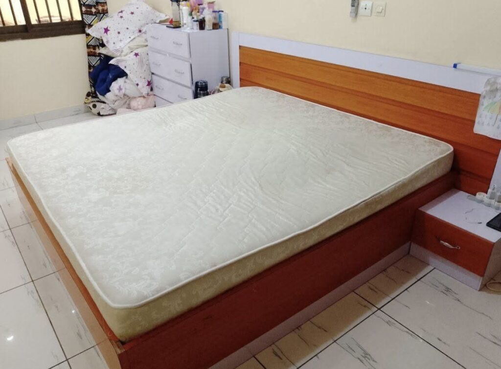LIT AVEC MATELAS